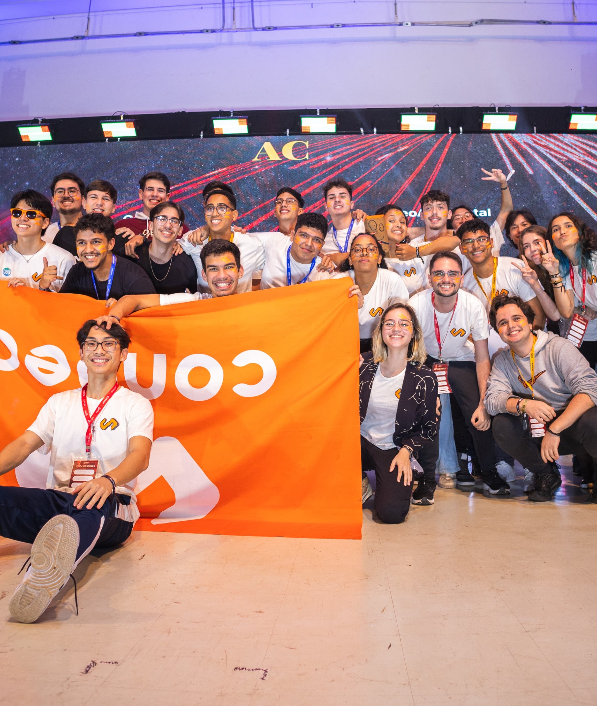 Membros da Conpec estendendo a bandeira da empresa no evento EPEJ.